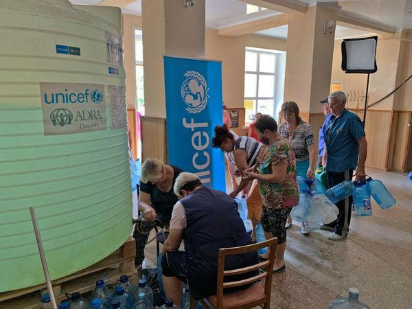 Жителям Марьинского района в этом году доставили около 100 тысяч литров питьевой воды