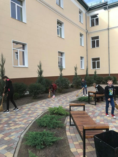 Жители прифронтовой Красногоровки присоединились к Всемирному дню уборки
