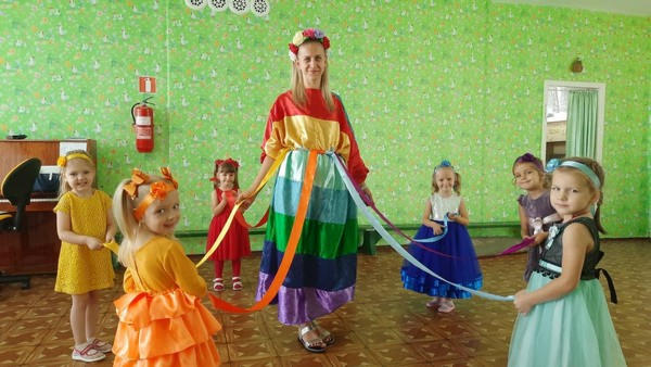 Воспитательницы детских садов Марьинского района на один день превратились в «волшебниц»