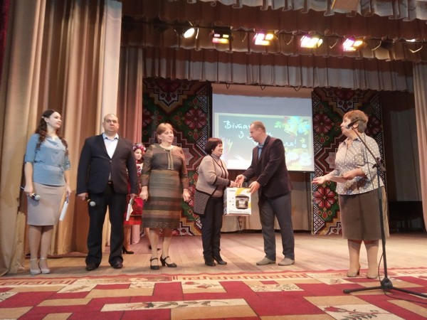 Педагогов Великоновоселковского района торжественно поздравили с Днем учителя