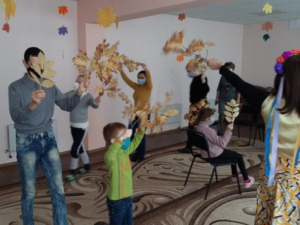 В Марьинке для детей с инвалидностью устроили праздник осени