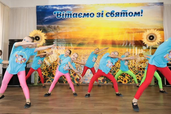 Педагогов Марьинского района торжественно поздравили с Днем учителя