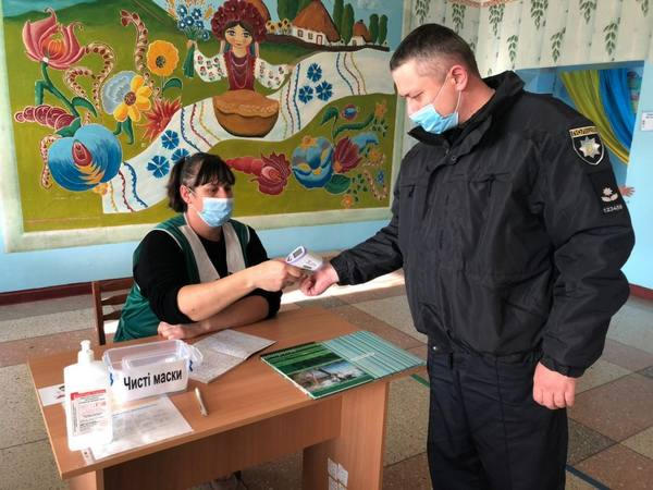Полицейские проверяют, как в школах Марьинского района соблюдают правила карантина