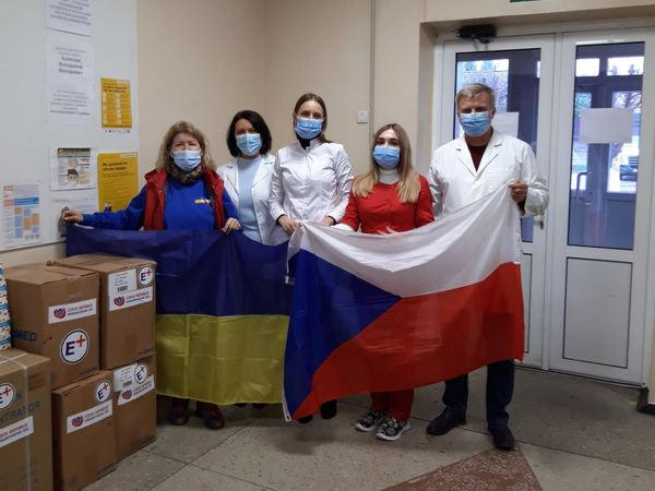 Великоновоселковской районной больнице передали благотворительную помощь для борьбы с коронавирусом