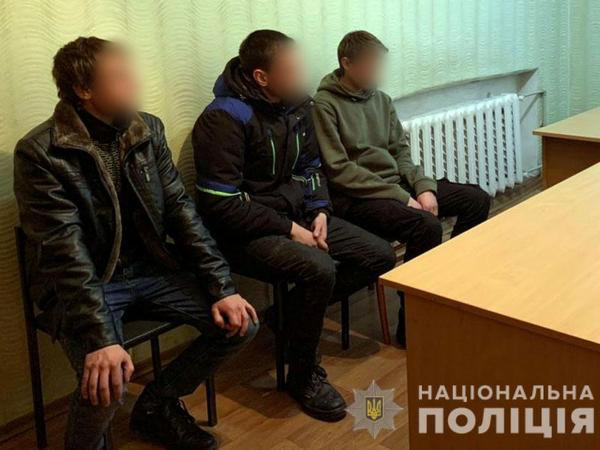 Полицейские со спецназом задержали группу мошенников, которые орудовали в Великой Новоселке