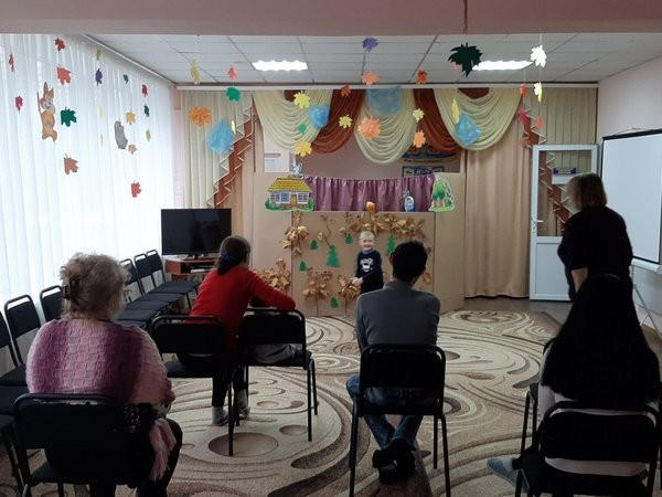 В Марьинке для детей с инвалидностью устроили кукольное представление