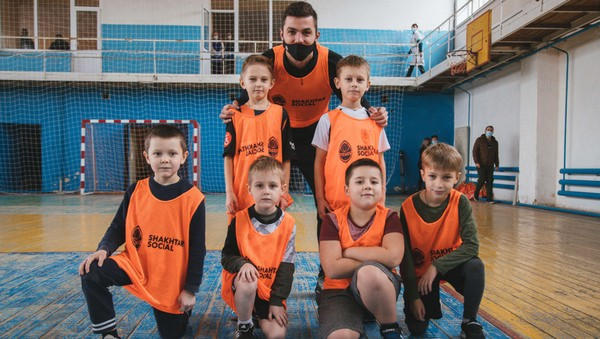 Футболисты донецкого «Шахтера» посетили Марьинку и Красногоровку, чтобы сыграть в футбол с детьми