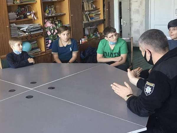 Школьникам Курахово полицейские напомнили об их правах