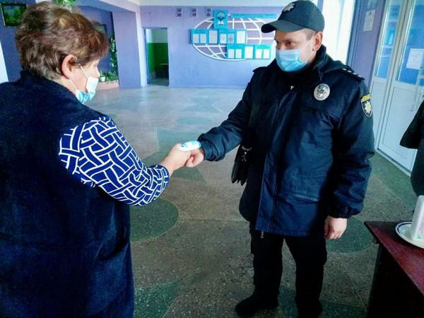 Великоновоселковские полицейские проверяют, как учебные заведения соблюдают правила карантина