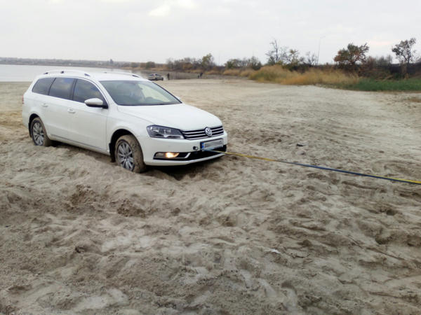 Автомобиль, который заехал на берег Кураховского водохранилища, пришлось вытаскивать спасателям