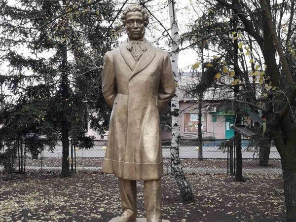 В прифронтовой Марьинке отреставрировали памятник Александру Пушкину