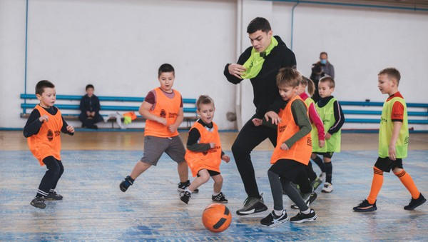 Футболисты донецкого «Шахтера» посетили Марьинку и Красногоровку, чтобы сыграть в футбол с детьми