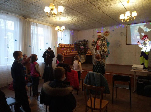 Детей Марьинки и Красногоровки поздравили с Днем Святого Николая