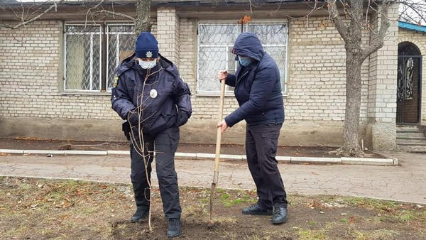 В Угледаре в рамках Всеукраинской акции высадили кусты калины