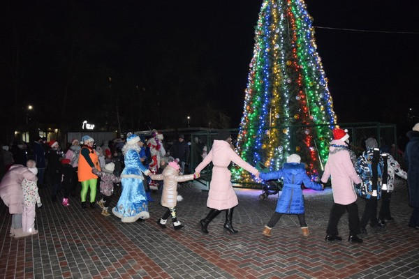 В Угледаре торжественно открыли главную новогоднюю елку