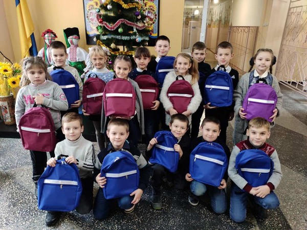 Школьники прифронтовой Марьинки получили новогодние подарки