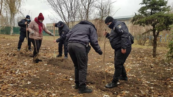 В Угледаре в рамках Всеукраинской акции высадили кусты калины