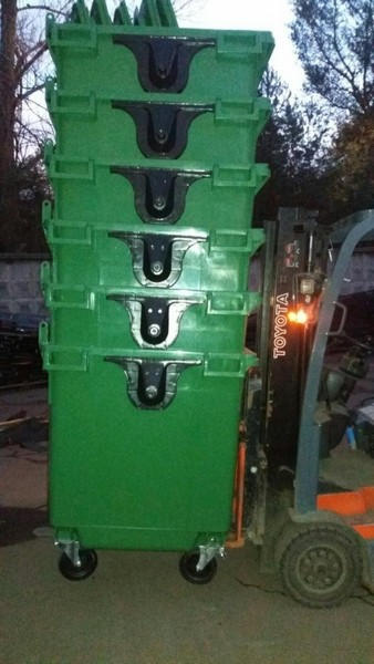 В Великоновоселковский район доставили первую партию контейнеров для раздельного сбора мусора