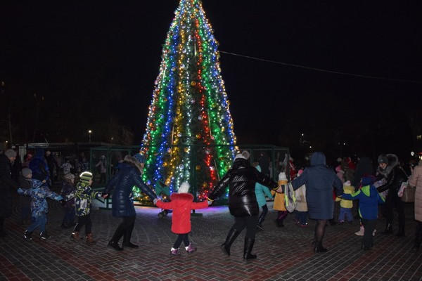 В Угледаре торжественно открыли главную новогоднюю елку