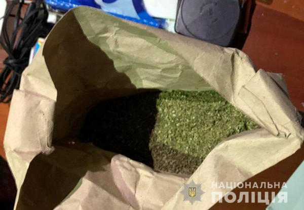 В Марьинском районе задержали банду наркоторговцев, которые продавали особо опасные наркотики