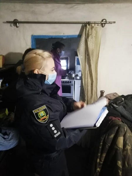 В Марьинском районе выявили девочку, которая живет в нечеловеческих условиях
