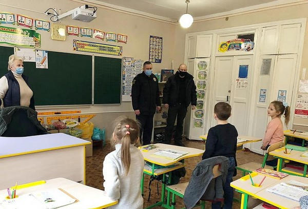 Марьинские полицейские поздравили детей с Днем Святого Николая