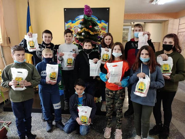 Школьники прифронтовой Марьинки получили новогодние подарки