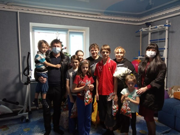 В Великоновоселковском районе воспитанникам детских домов семейного типа вручили новогодние подарки