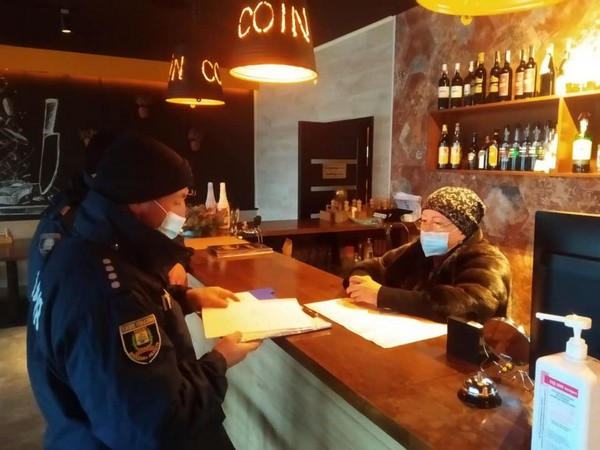 Великоновоселковские полицейские проверяют, как предприниматели соблюдают правила карантина