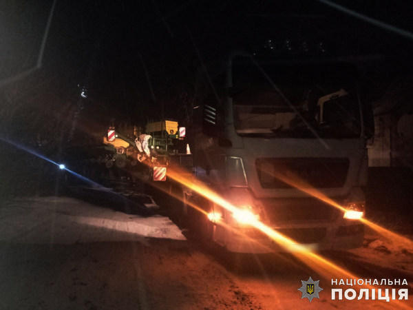 В Великоновоселковском районе грузовик сбил электроопору и оставил без электричества часть села