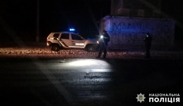 Полиция Курахово разыскивает водителя автомобиля, который сбил женщину и скрылся с места ДТП
