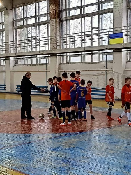 Юные кураховские футболисты провели матч со сверстниками из Марьинки