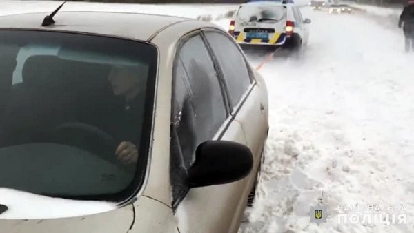 Кураховские полицейские помогли водителю автомобиля, который оказался в снежном плену