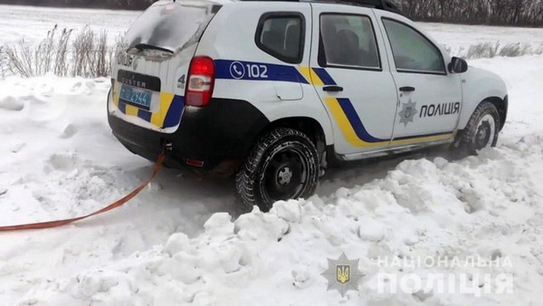 Кураховские полицейские помогли водителю автомобиля, который оказался в снежном плену