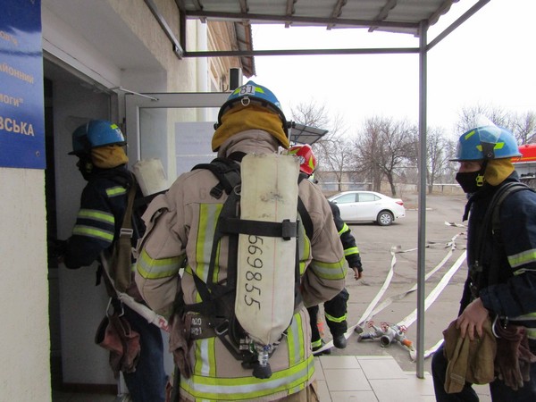В Великой Новоселке спасатели оперативно эвакуировали людей из амбулатории