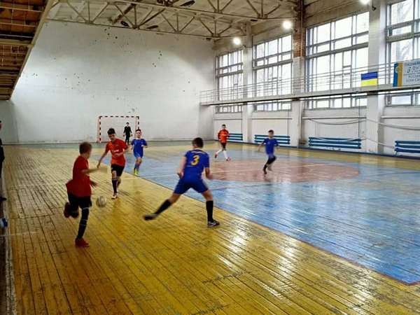 Юные кураховские футболисты провели матч со сверстниками из Марьинки