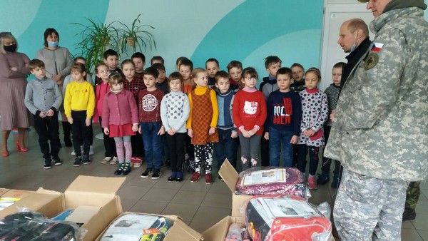 Школьникам прифронтовой Марьинки доставили гуманитарную помощь