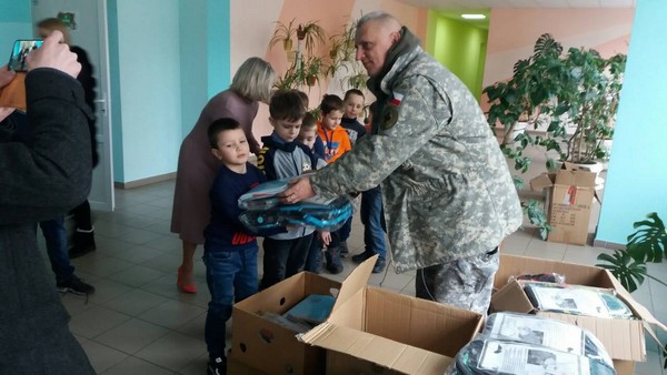 Школьникам прифронтовой Марьинки доставили гуманитарную помощь