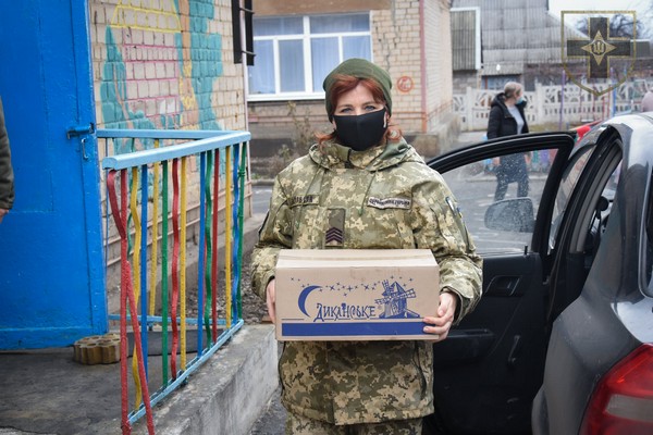Военные передали продукты в один из детских садов Красногоровки