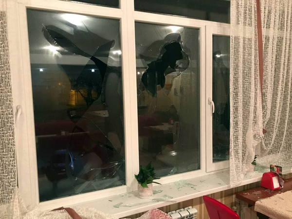 В Курахово неизвестные побили окна в кафе: полиция разыскивает злоумышленников