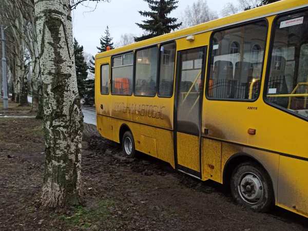В Красногоровке, чтобы вытащить из грязи застрявший школьный автобус, понадобилось 5 спасателей