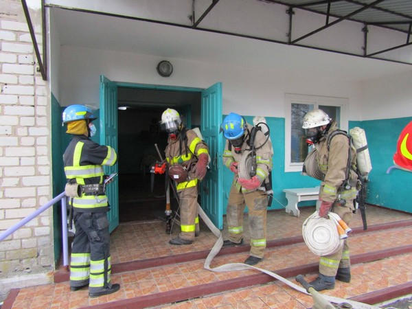 Великоновоселковские спасатели оперативно эвакуировали пожилых людей