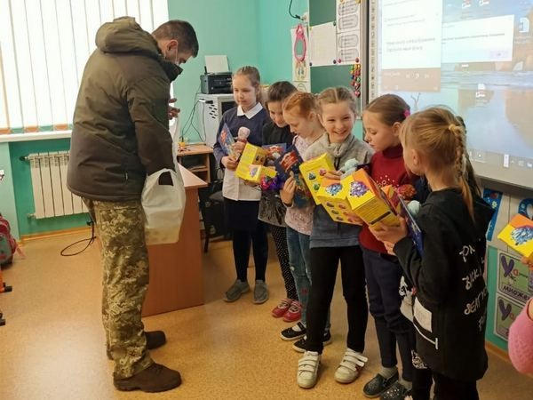 Военнослужащие поздравили школьниц прифронтовой Красногоровки с 8 Марта