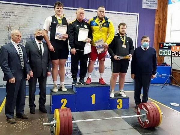 Тяжелоатлет из Угледара, не оставив ни единого шанса соперникам, стал чемпионом Украины