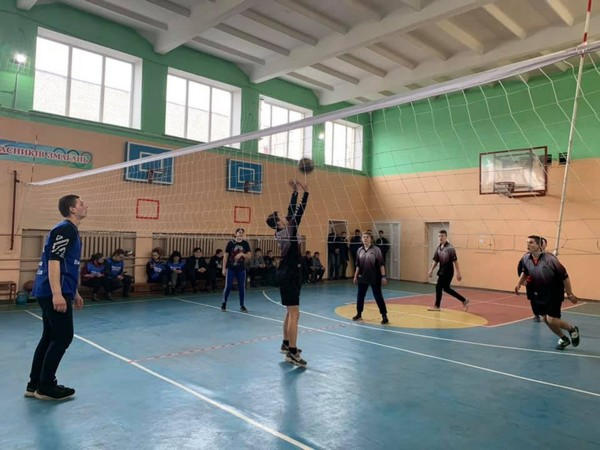 В Великой Новоселке полицейские организовали волейбольный турнир для подростков