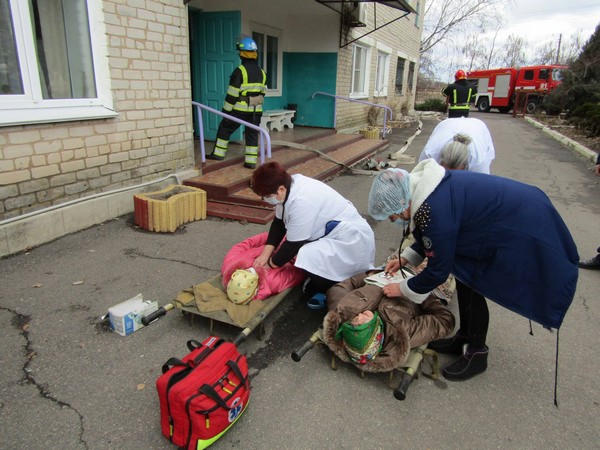 Великоновоселковские спасатели оперативно эвакуировали пожилых людей