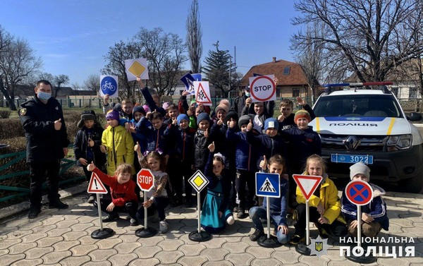 Полицейские Великой Новоселки оригинально напомнили школьникам правила безопасности на дороге