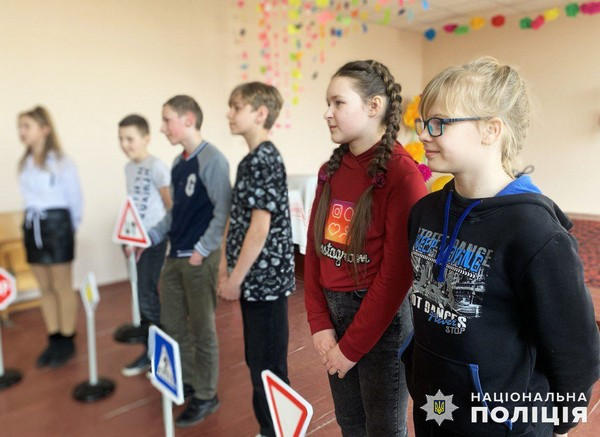 Полицейские Великой Новоселки оригинально напомнили школьникам правила безопасности на дороге