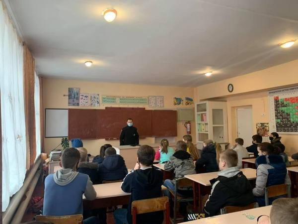 Полицейские Великой Новоселки напомнили школьникам об уголовной ответственности