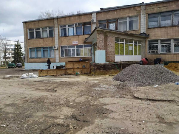 В Курахово начата реконструкция входной зоны перед амбулаторией